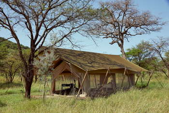 Laba Migration Camp: Zelt mit Fitnessgeräten