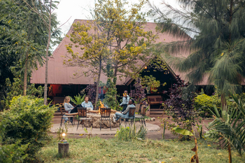 Migunga Tented Camp: Gespräch am Feuer zwischen Bäumen