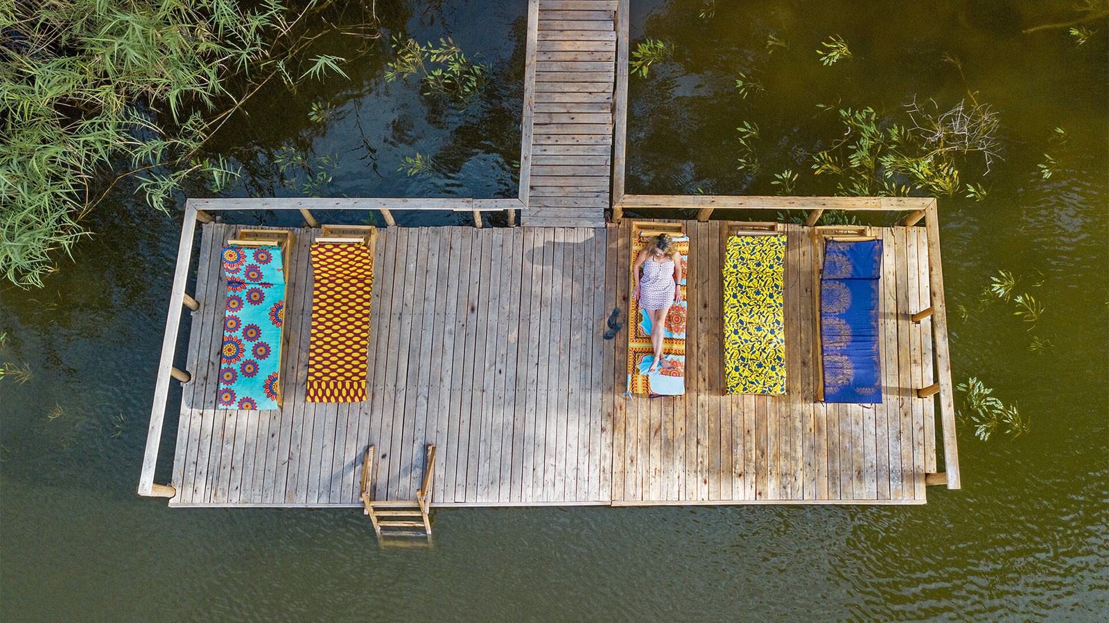Mutanda Lake Resort Mutanda Lake Resort: Sonnendeck am See