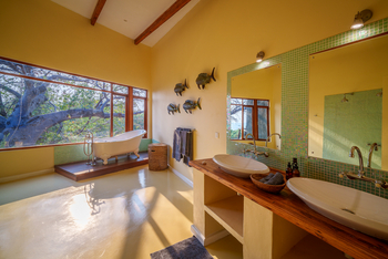 Pumulani Lodge: Doppelwaschtisch