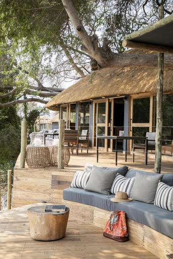 Serra Cafema Serra Cafema: Sofa im Loungebereich