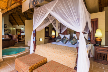 David Livingstone Safari Lodge: Bett mit Moskitonetz