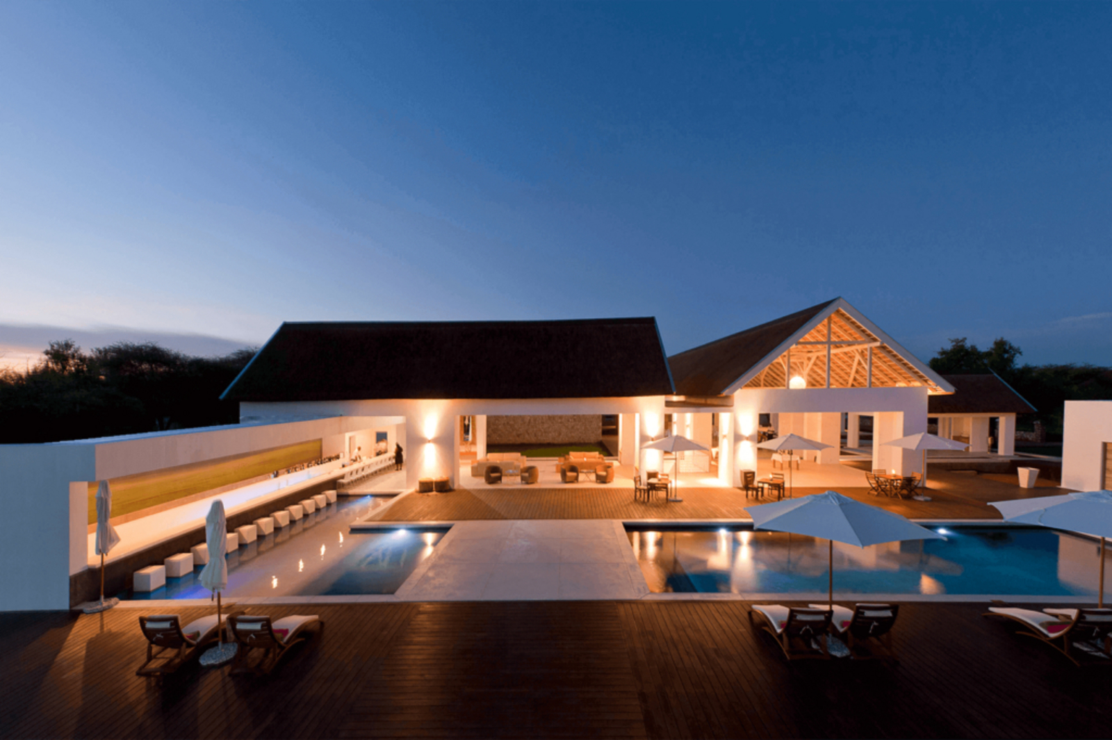 Emanya Etosha Game Lodge Emanya Etosha Game Lodge: Abendbeleuchtung