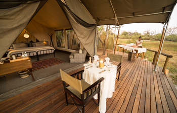 Little Machaba Camp: Massage auf dem privaten Deck