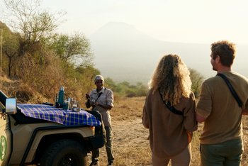 Mkomazi Wilderness Retreat: Buschkaffee am Safari-Fahrzeug in Goldlicht