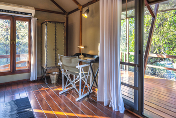 Mushara Outpost: Kleiner Schreibtisch