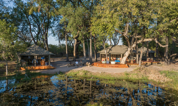 Shinde Footsteps Shinde Footsteps: Camp unter Bäumen