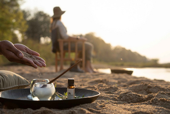 Singita Castleton: Hände sieben Sand am goldenen Flussufer