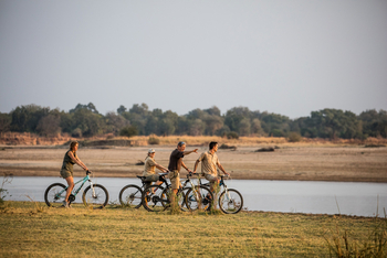 Tafika Camp: John Coppinger mit Gästen