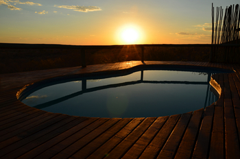 Tau Pan Camp Tau Pan Camp: Pool in der späten Sonne