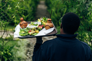 Amakoro Songa Lodge: Mitarbeiter mit Tablett