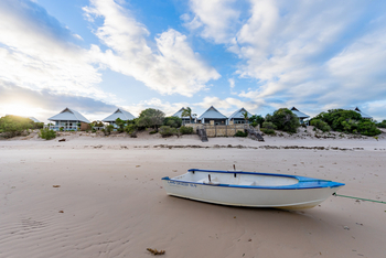 Azura Marlin Beach: Boot am Strand