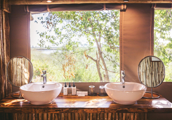 Camp Xakanaxa Camp Xakanaxa: Doppelwaschbecken im Familienzimmer