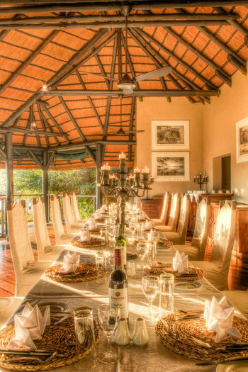 Chobe Savanna Lodge: Langer Esstisch