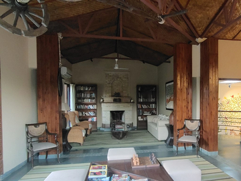 Forsyth Lodge Forsyth Lodge: Bibliothek