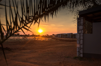 Kalahari Anib Lodge: Außenbereich bei Sonnenuntergang