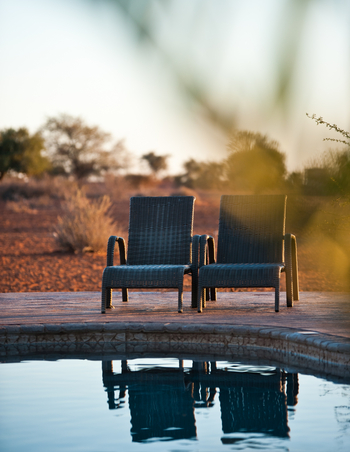 Kalahari Anib Lodge: Liegestühle am Pool