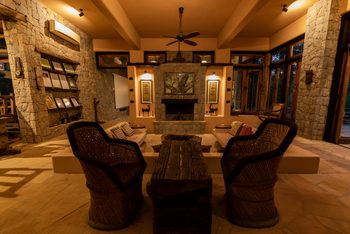 Kanha Earth Lodge: Lounge mit Kamin