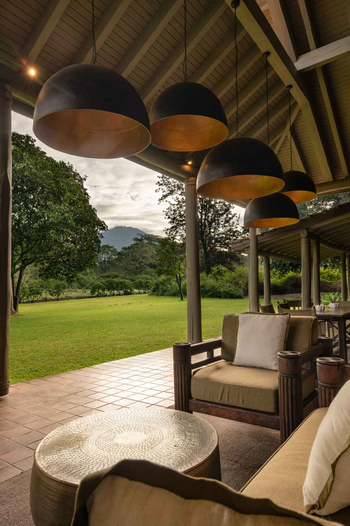 Legendary Lodge: Elegante Holzsessel mit Blick auf Berglandschaft