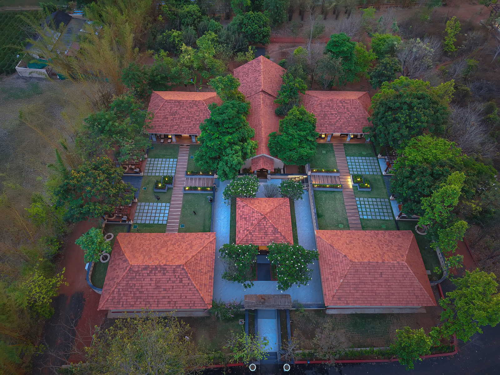 Meru Vann Meru Vann: Haupt- und Nebengebäude