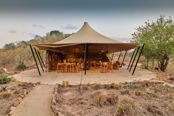 Mkomazi Wilderness Retreat: Warm beleuchteter Ess- und Barbereich