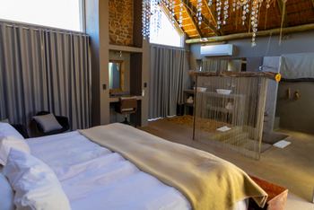 Naankuse Lodge: Bett und Bad