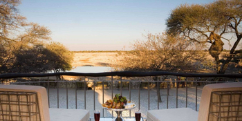 Okaukuejo Camp Okaukuejo Camp: Blick auf das Wasserloch