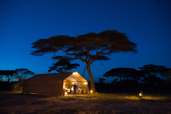 Olaado Camp: Beleuchtetes Gästezelt