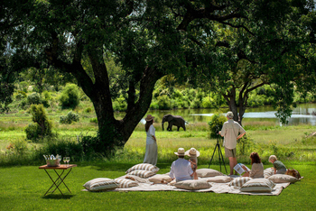 Singita Castleton: Familienpicknick auf grüner Flusswiese