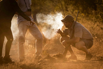 Singita Lebombo Lodge: Drei Gäste beim Wildbeobachten