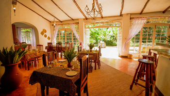 Arusha Safari Lodge: Eleganter Speisedesigner mit Holz und Grün