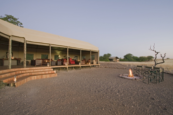 Desert Rhino Camp Desert Rhino Camp: Frontansicht des Camps mit Feuerstelle