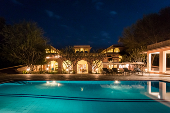 Dev Vilas: Restaurant am Pool