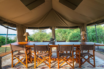 Honey Bear Bushcamp: Großer Tisch
