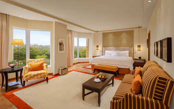 ITC Maurya Hotel: ITC One Bett und Sofa