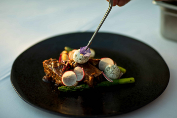 Jamala Madikwe: Elegante Gourmetpräsentation mit Tongs und Blume