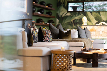Jamala Madikwe: Elegantes Lounge-Sofa mit Naturakzenten