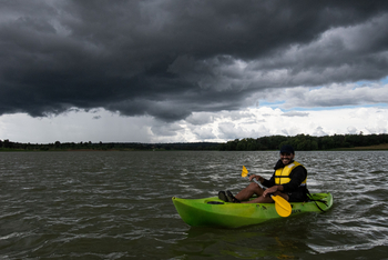 Kaav Safari Lodge: Kayak vor Gewitterwolken
