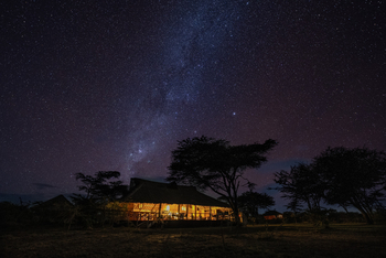 Mara Siana Camp: Milchstraße über dem Hauptgebäude