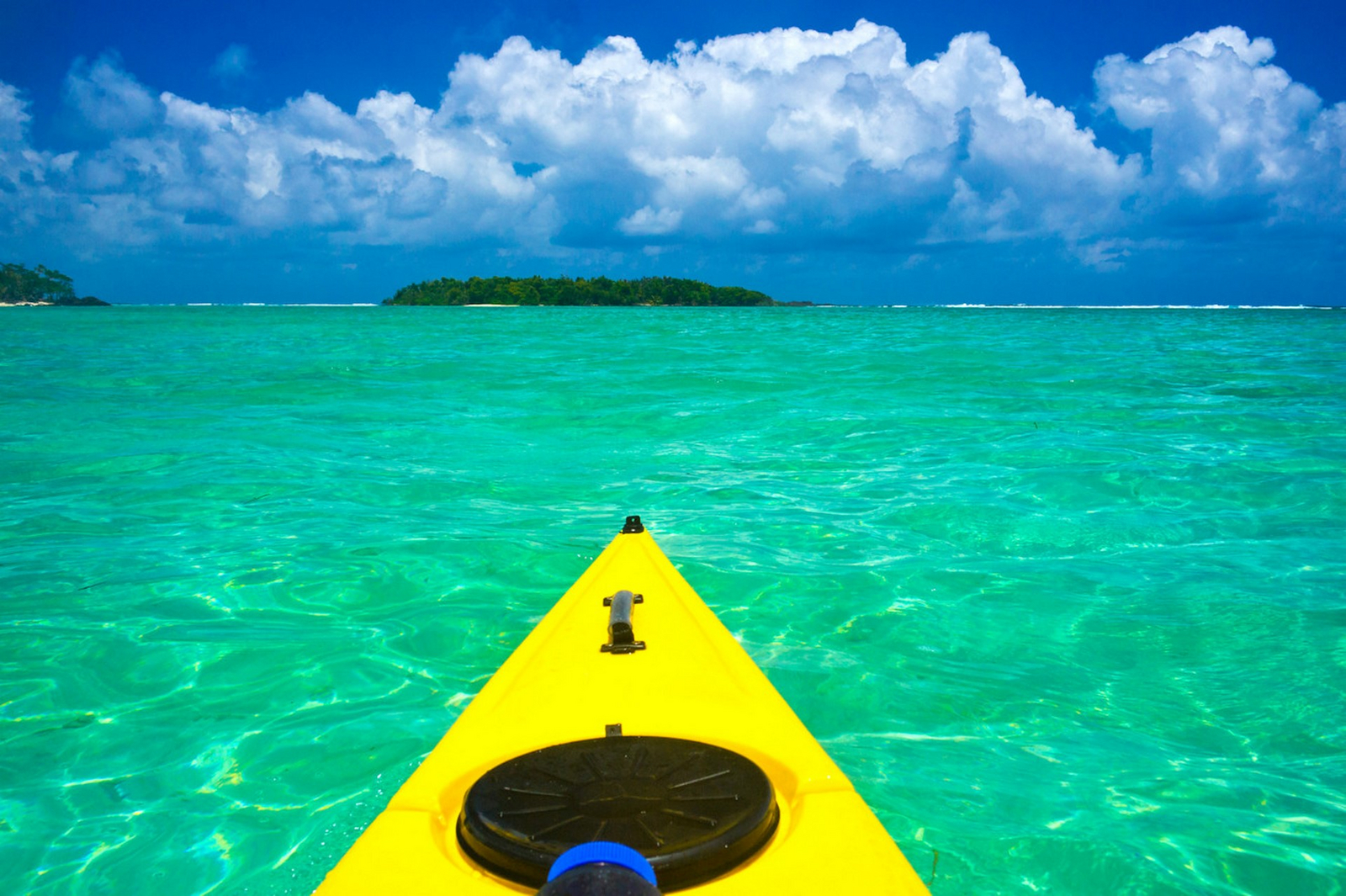 Masoala Forest Lodge Masoala Forest Lodge: Ein Kanu auf dem Wasser