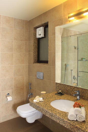 Svasara Jungle Lodge: Ensuite-Gästebad