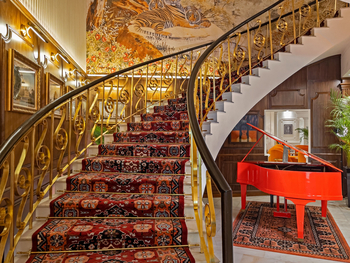 The Claridges: Treppe und Flügel