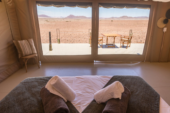 The Elegant Desert Camp: Blick aus einem Chalet