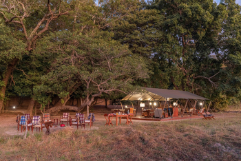 Time + Tide Luwi Camp: Hauptzelt und Feuerplatz