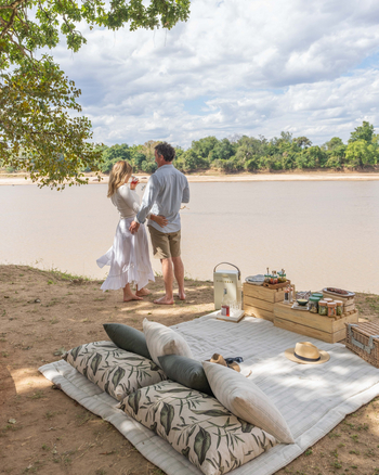 Time + Tide Mchenja Camp Time + Tide Mchenja Camp: Lunch am Flussufer