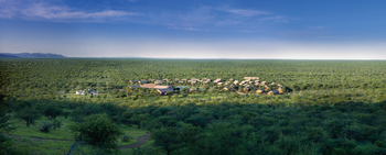 Damara Mopane Lodge: Lage in weiter Landschaft