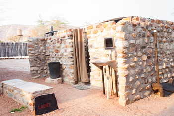 Epupa Falls Lodge: Openair-Dusche hinter Mauern