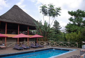 Five Volcanoes Boutique Hotel: Pool und Garten