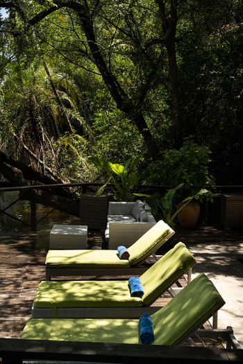 Ichingo Chobe River Lodge: Liegestühle