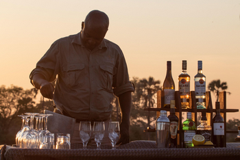 Kanga Camp: Mitarbeiter an der Getränkebar